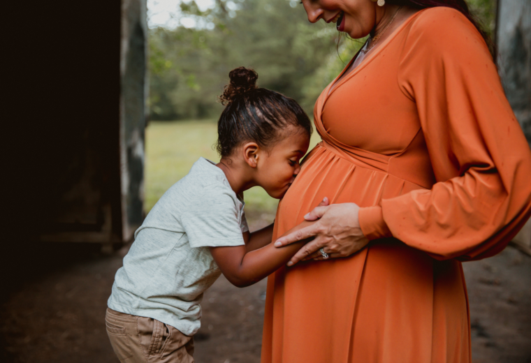 Navigating-the-Natural-Journey-of-Motherhood